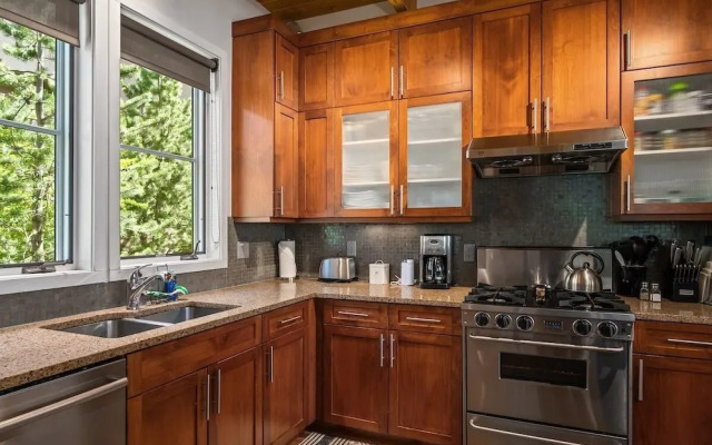 Blackhawk 2817 4 Bedroom Townhouse by RedAwning