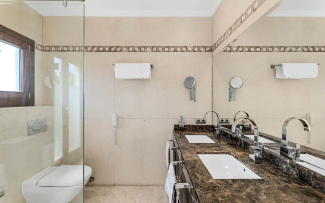 Suite with sea views within Hotel Puente Romano Marbella