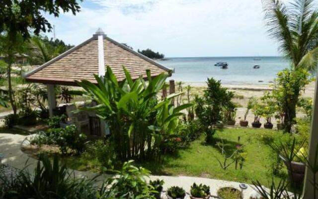 Baan Sanom Beach Bungalow