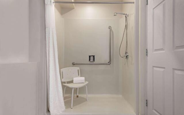 Super 8 by Wyndham Courtenay