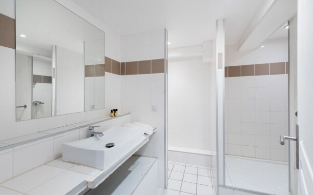 Cosy Duplex Overlooking the "rue de la Loge"!