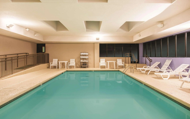 La Quinta Inn & Suites St. Louis Airport - Riverport