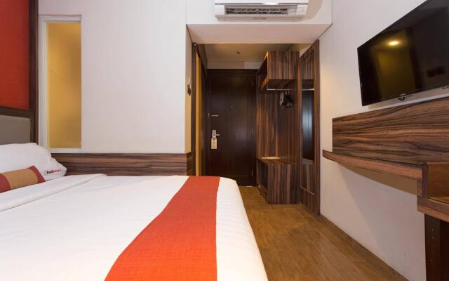 RedDoorz Plus near Blok M Square