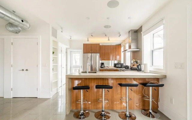 Stylish and Upscale 2BR Loft - Near Queen Street