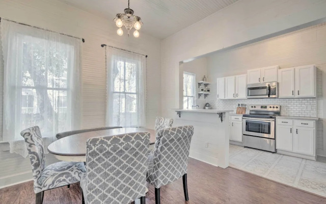 Charming 100-year-old Home < 1 Mi to Downtown