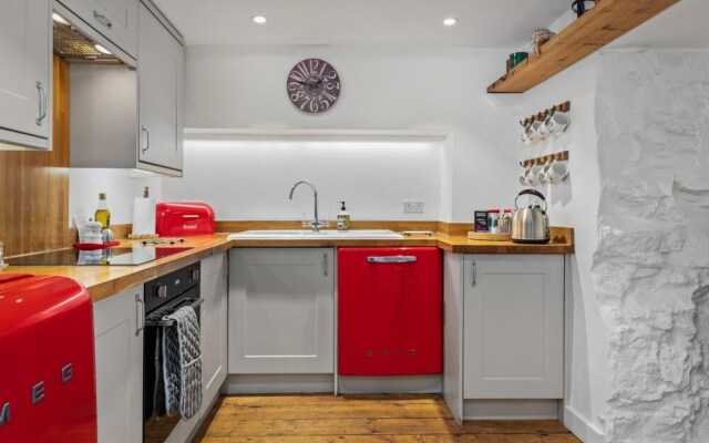 The Cwtch Apartment - Sea Views Walk to Beach