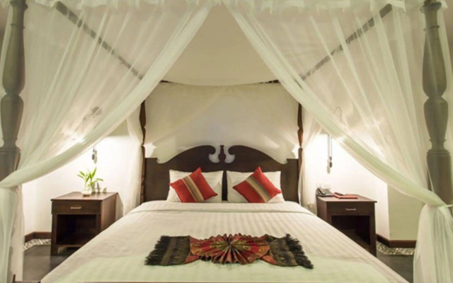 Yeak Loam Hotel