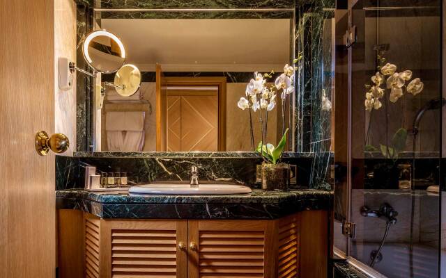 Divani Caravel Hotel