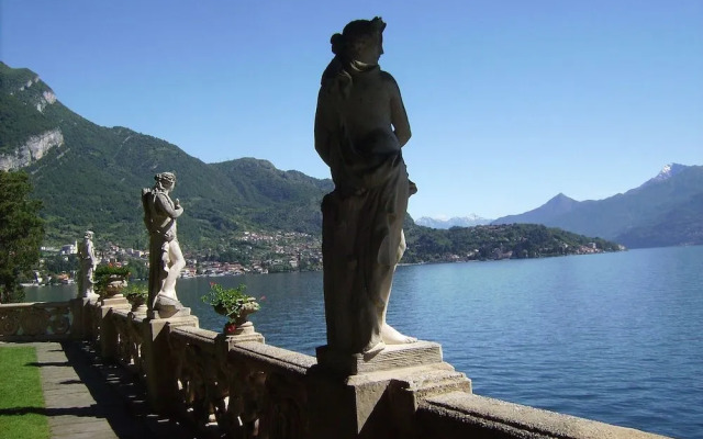 Azalea & Glicine House