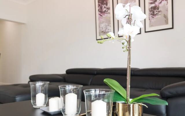 2 Bedroom Home in Kirribilli With a Great View
