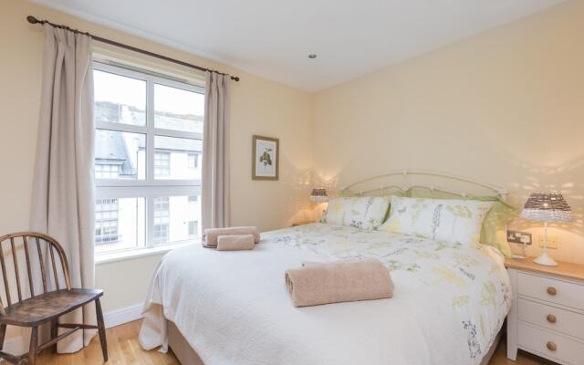 393 Delightful 2 Bedroom Apartment off the Royal Mile With Secure Parking