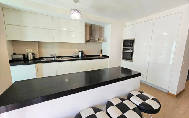 Rocha Prime Center Garage Flat