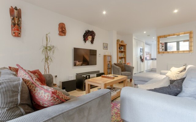 Modern 3 Bedroom Duplex Apartment in Stepney