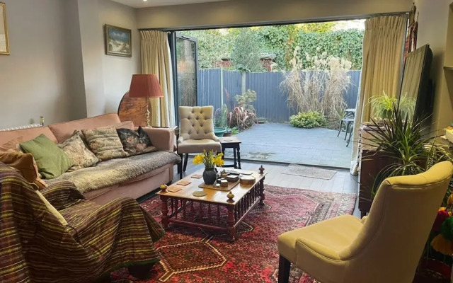 Luxurious 1 Bedroom Flat With Private Garden