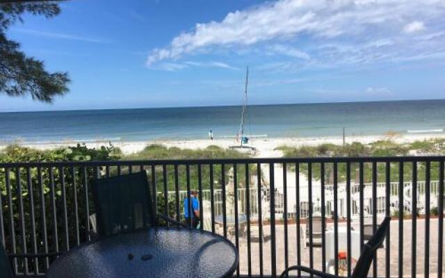 Joyce's Beachfront Suite 3