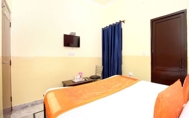 OYO 11886 Hotel Crystal