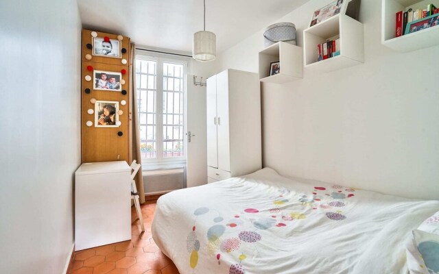 Charming 2 Room Apartment Near Square Louise-michel