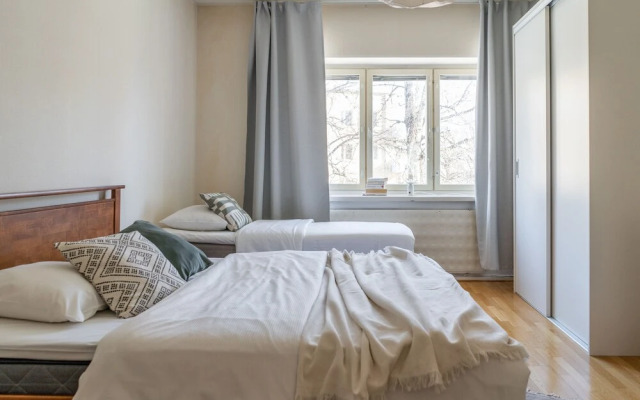 2 Bedroom apartment Steps from the Metro