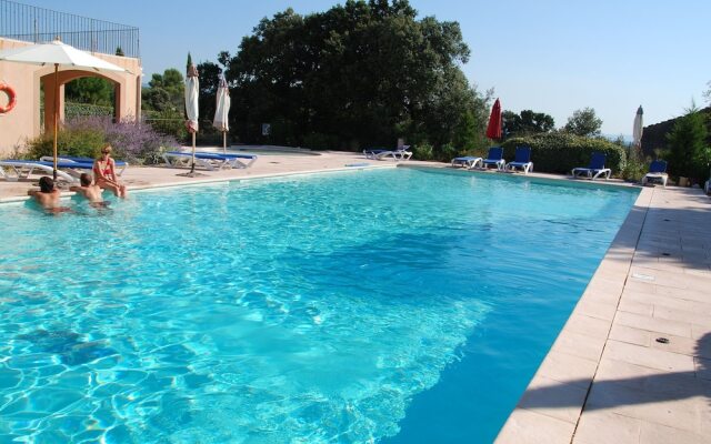 Modern Villa in Saumane-de-Vaucluse with Swimming Pool