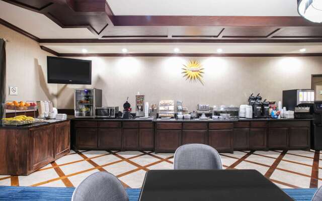 La Quinta Inn & Suites by Wyndham DFW Airport West - Euless