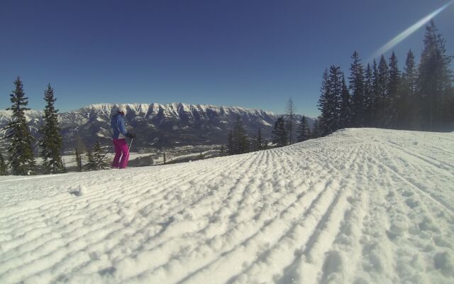 Fernie Slopeside Lodge