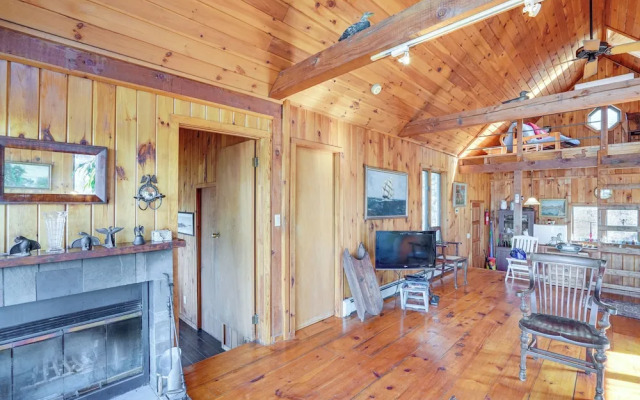 Stunning Lake & Mtn Views: Cozy Catskills Cabin!