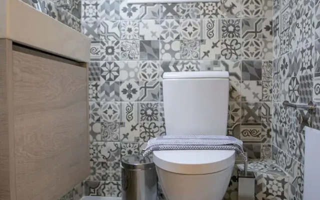 Luxurious 4 Bdrm 3Bath Apt 1- Athens