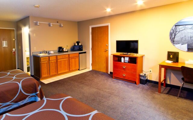 Super 8 By Wyndham Adrian