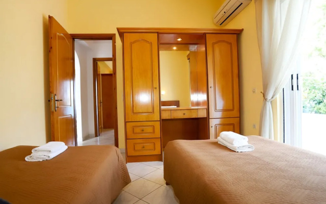 Agios Georgios - 2 Beds - Sleeps 5 - Free Parking