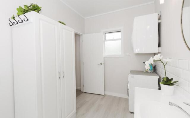 The Pool House, Romantic Country, King Bed