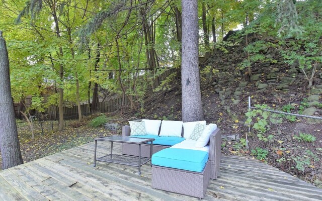 Lavish 4BR House with Ravine Backyard