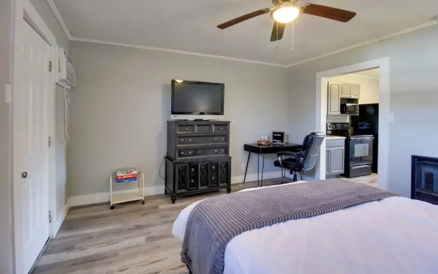 Huntsville Studio w/ Workspace Near Downtown