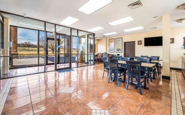 Econo Lodge Inn & Suites Macon West