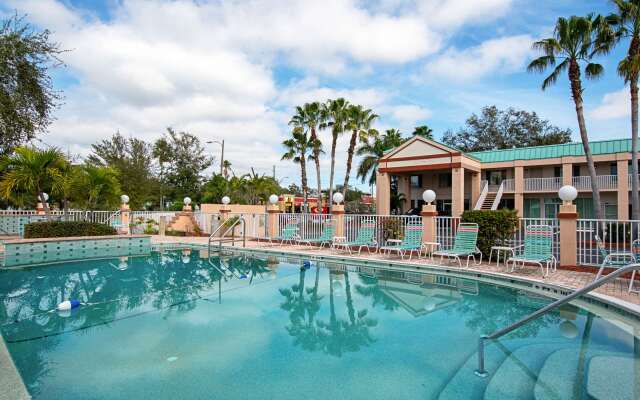 Econo Lodge Inn & Suites