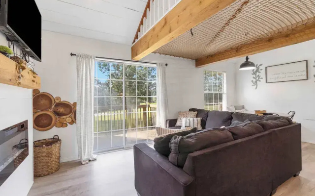 Tranquil Treehouse Loft - Golf Course Views