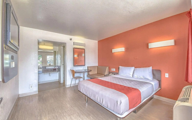 Motel 6 San Antonio, TX - Fiesta