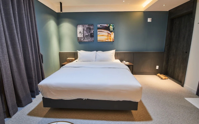 West In Hotel