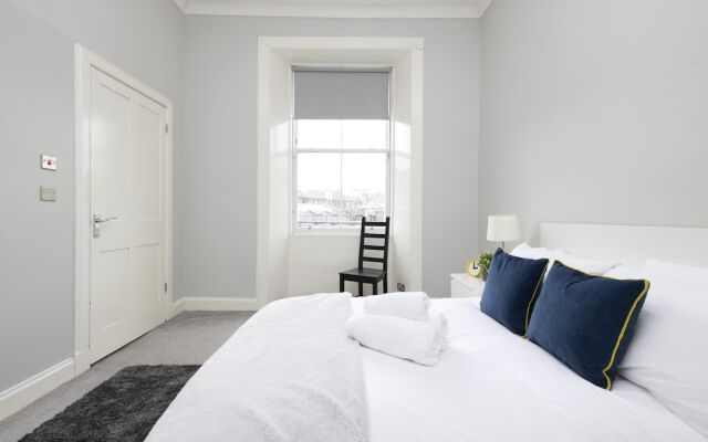 JOIVY 4-Bed Stylish Flat In Edinburgh City Centre