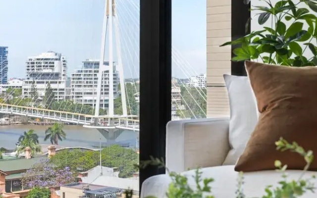 CBD High-rise 1-bed With Pool, Gym & Views