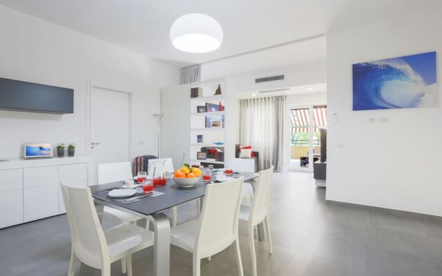 Modern spacious apartment with terrace, balconies, solarium & gym