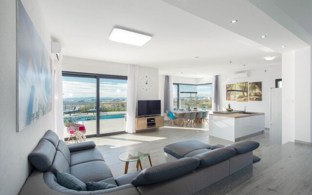 Nice Home in Kucine with WiFi, 4 Bedrooms & Hot Tub