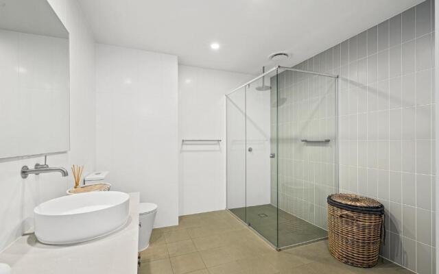 Hamptons by the Beach ~ New Apt 50m from the Sea