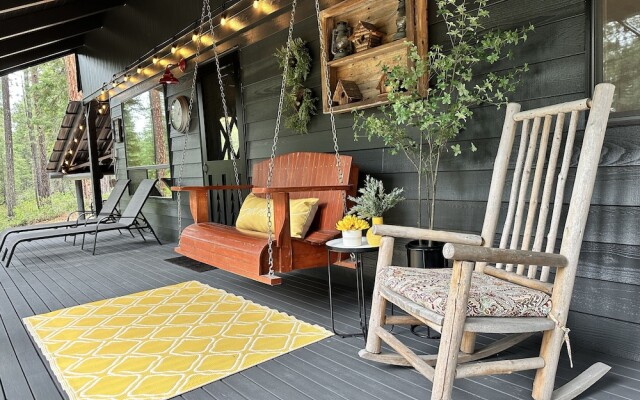 Thyme Out 2 Bedroom Home by NW Comfy Cabins by RedAwning