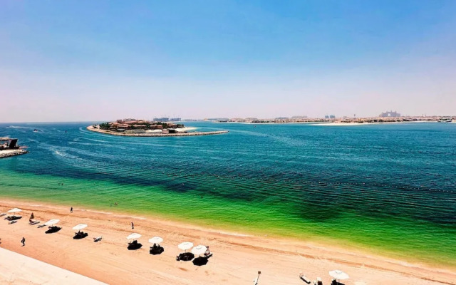 Contemporary 1BR w Dubai Marina Glimpse