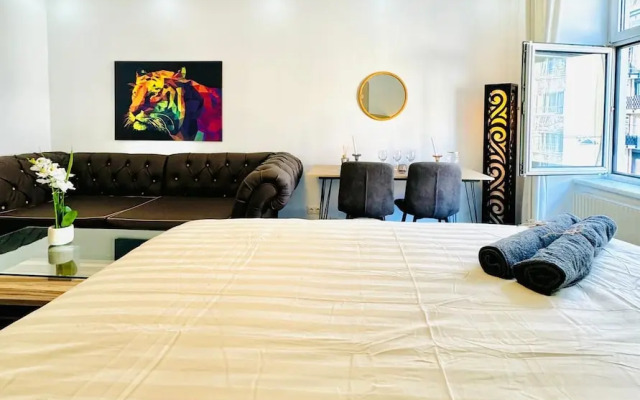 Spacious 7BR Apartment Prime Location