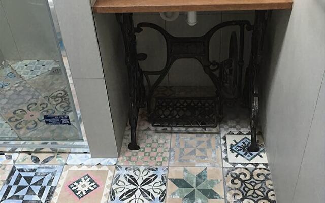 Assemblage Boutique Art B & B
