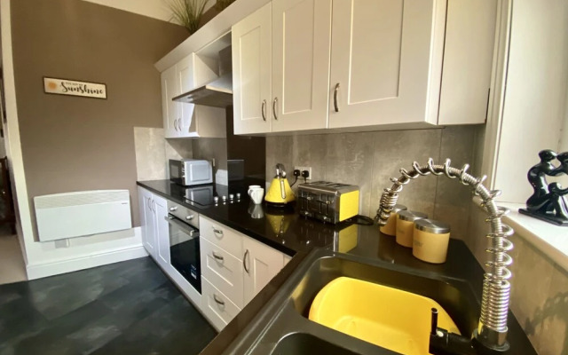 Blackpool Abode - Buttercup Suite