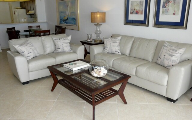 Eye-catching Beachfront Condo With Pool and Nice Views