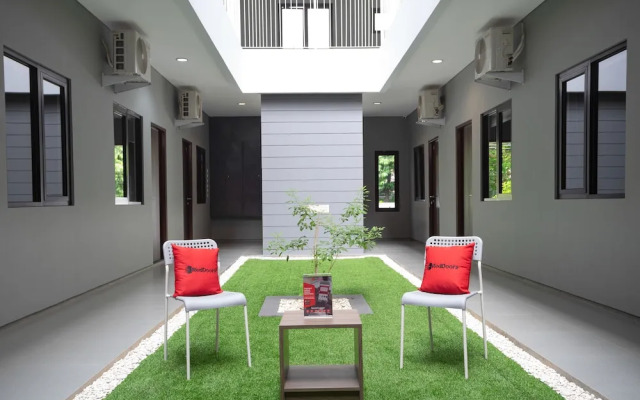 RedDoorz Plus near JIEXPO Kemayoran