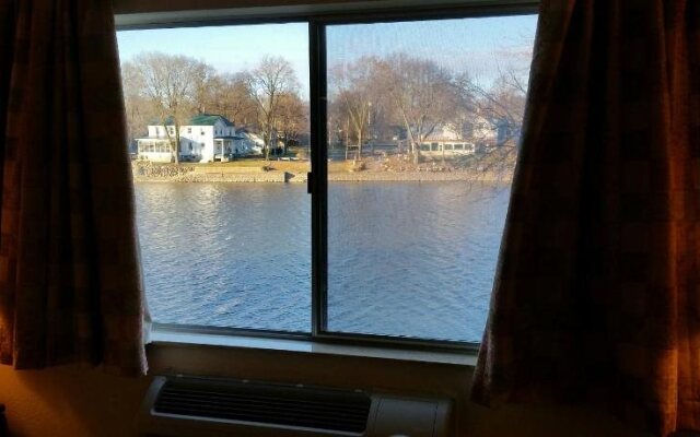 Riverwalk Inn & Suites